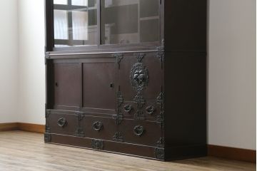 中古　美品　桜木作　岩谷堂箪笥　深い木色と立派な金具が凛とした雰囲気を醸し出す茶箪笥(収納棚、戸棚、茶棚、キャビネット、茶たんす、上下バラ売り可能)(定価約100万円)(R-053577)