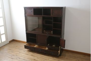 中古　美品　桜木作　岩谷堂箪笥　深い木色と立派な金具が凛とした雰囲気を醸し出す茶箪笥(収納棚、戸棚、茶棚、キャビネット、茶たんす、上下バラ売り可能)(定価約100万円)(R-053577)