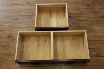 中古　美品　桜木作　岩谷堂箪笥　深い木色と立派な金具が凛とした雰囲気を醸し出す茶箪笥(収納棚、戸棚、茶棚、キャビネット、茶たんす、上下バラ売り可能)(定価約100万円)(R-053577)