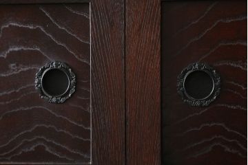 中古　美品　桜木作　岩谷堂箪笥　深い木色と立派な金具が凛とした雰囲気を醸し出す茶箪笥(収納棚、戸棚、茶棚、キャビネット、茶たんす、上下バラ売り可能)(定価約100万円)(R-053577)