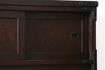 中古　美品　桜木作　岩谷堂箪笥　深い木色と立派な金具が凛とした雰囲気を醸し出す茶箪笥(収納棚、戸棚、茶棚、キャビネット、茶たんす、上下バラ売り可能)(定価約100万円)(R-053577)