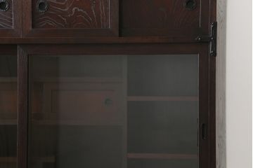 中古　美品　桜木作　岩谷堂箪笥　深い木色と立派な金具が凛とした雰囲気を醸し出す茶箪笥(収納棚、戸棚、茶棚、キャビネット、茶たんす、上下バラ売り可能)(定価約100万円)(R-053577)