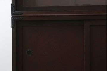 中古　美品　桜木作　岩谷堂箪笥　深い木色と立派な金具が凛とした雰囲気を醸し出す茶箪笥(収納棚、戸棚、茶棚、キャビネット、茶たんす、上下バラ売り可能)(定価約100万円)(R-053577)