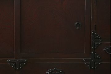 中古　美品　桜木作　岩谷堂箪笥　深い木色と立派な金具が凛とした雰囲気を醸し出す茶箪笥(収納棚、戸棚、茶棚、キャビネット、茶たんす、上下バラ売り可能)(定価約100万円)(R-053577)