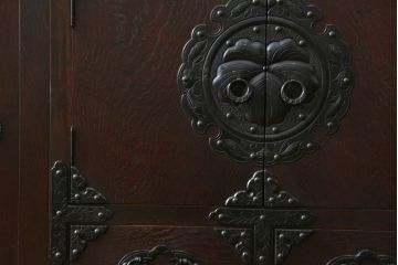中古　美品　桜木作　岩谷堂箪笥　深い木色と立派な金具が凛とした雰囲気を醸し出す茶箪笥(収納棚、戸棚、茶棚、キャビネット、茶たんす、上下バラ売り可能)(定価約100万円)(R-053577)