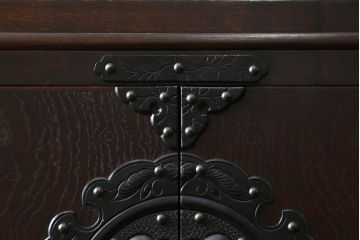 中古　美品　桜木作　岩谷堂箪笥　深い木色と立派な金具が凛とした雰囲気を醸し出す茶箪笥(収納棚、戸棚、茶棚、キャビネット、茶たんす、上下バラ売り可能)(定価約100万円)(R-053577)