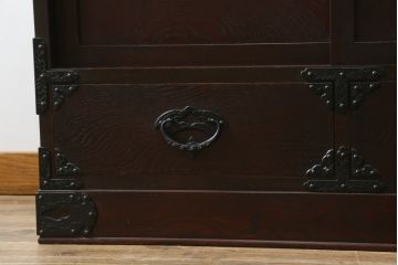 中古　美品　桜木作　岩谷堂箪笥　深い木色と立派な金具が凛とした雰囲気を醸し出す茶箪笥(収納棚、戸棚、茶棚、キャビネット、茶たんす、上下バラ売り可能)(定価約100万円)(R-053577)