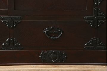 中古　美品　桜木作　岩谷堂箪笥　深い木色と立派な金具が凛とした雰囲気を醸し出す茶箪笥(収納棚、戸棚、茶棚、キャビネット、茶たんす、上下バラ売り可能)(定価約100万円)(R-053577)