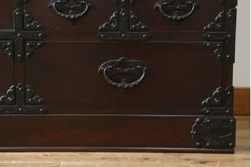 中古　美品　桜木作　岩谷堂箪笥　深い木色と立派な金具が凛とした雰囲気を醸し出す茶箪笥(収納棚、戸棚、茶棚、キャビネット、茶たんす、上下バラ売り可能)(定価約100万円)(R-053577)