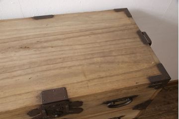 和製アンティーク　明治期　上手物　総桐箪笥　大きく立派な金具が存在感を放つ庄内箪笥(桐たんす、時代箪笥、引き出し、チェスト)(R-053578)