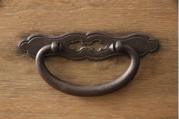 和製アンティーク　明治期　上手物　総桐箪笥　大きく立派な金具が存在感を放つ庄内箪笥(桐たんす、時代箪笥、引き出し、チェスト)(R-053578)