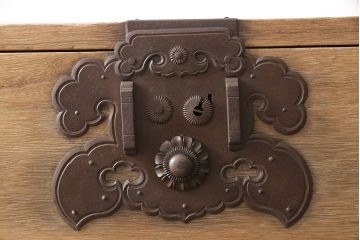 和製アンティーク　明治期　上手物　総桐箪笥　大きく立派な金具が存在感を放つ庄内箪笥(桐たんす、時代箪笥、引き出し、チェスト)(R-053578)