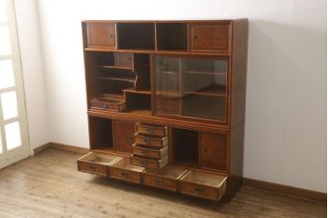 中古　美品　前面ケヤキ材　収納力抜群!動きのある木目が楽しめる大型茶箪笥(茶たんす、食器棚、収納棚、キャビネット)(定価約37万円)(R-053584)