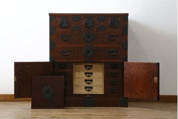 中古　超美品　岩谷堂箪笥　引き出し17杯　収納力抜群!金具のデザインがおしゃれで和モダンな空間におすすめの収納箪笥(チェスト)(R-053592)