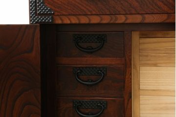 中古　超美品　岩谷堂箪笥　引き出し17杯　収納力抜群!金具のデザインがおしゃれで和モダンな空間におすすめの収納箪笥(チェスト)(R-053592)