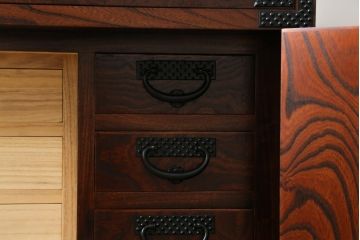 中古　超美品　岩谷堂箪笥　引き出し17杯　収納力抜群!金具のデザインがおしゃれで和モダンな空間におすすめの収納箪笥(チェスト)(R-053592)