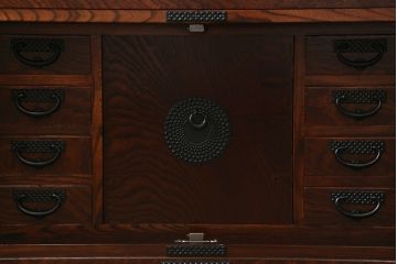 中古　超美品　岩谷堂箪笥　引き出し17杯　収納力抜群!金具のデザインがおしゃれで和モダンな空間におすすめの収納箪笥(チェスト)(R-053592)