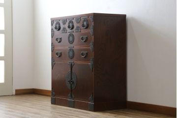 中古　超美品　岩谷堂箪笥　引き出し17杯　収納力抜群!金具のデザインがおしゃれで和モダンな空間におすすめの収納箪笥(チェスト)(R-053592)