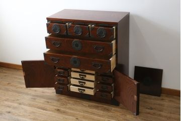 中古　超美品　岩谷堂箪笥　引き出し17杯　収納力抜群!金具のデザインがおしゃれで和モダンな空間におすすめの収納箪笥(チェスト)(R-053592)