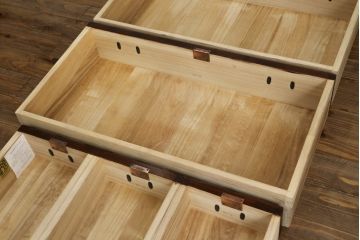 中古　超美品　岩谷堂箪笥　引き出し17杯　収納力抜群!金具のデザインがおしゃれで和モダンな空間におすすめの収納箪笥(チェスト)(R-053592)