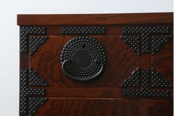 中古　超美品　岩谷堂箪笥　引き出し17杯　収納力抜群!金具のデザインがおしゃれで和モダンな空間におすすめの収納箪笥(チェスト)(R-053592)