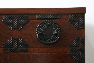 中古　超美品　岩谷堂箪笥　引き出し17杯　収納力抜群!金具のデザインがおしゃれで和モダンな空間におすすめの収納箪笥(チェスト)(R-053592)