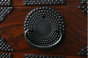 中古　超美品　岩谷堂箪笥　引き出し17杯　収納力抜群!金具のデザインがおしゃれで和モダンな空間におすすめの収納箪笥(チェスト)(R-053592)