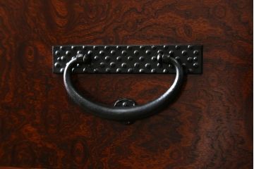 中古　超美品　岩谷堂箪笥　引き出し17杯　収納力抜群!金具のデザインがおしゃれで和モダンな空間におすすめの収納箪笥(チェスト)(R-053592)