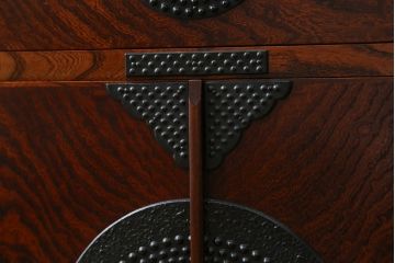 中古　超美品　岩谷堂箪笥　引き出し17杯　収納力抜群!金具のデザインがおしゃれで和モダンな空間におすすめの収納箪笥(チェスト)(R-053592)