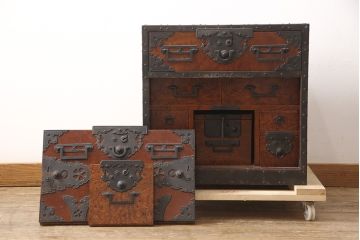 和製ヴィンテージ　工芸品　総ケヤキ材　かくし付き　重厚な金具が魅力的な酒田船箪笥(帳箱、銭箱、引き出し、チェスト、小箪笥、小物収納、ビンテージ)(定価約300万円)(R-053595)