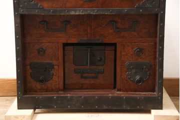 和製ヴィンテージ　工芸品　総ケヤキ材　かくし付き　重厚な金具が魅力的な酒田船箪笥(帳箱、銭箱、引き出し、チェスト、小箪笥、小物収納、ビンテージ)(定価約300万円)(R-053595)