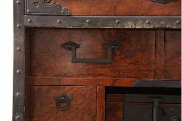 和製ヴィンテージ　工芸品　総ケヤキ材　かくし付き　重厚な金具が魅力的な酒田船箪笥(帳箱、銭箱、引き出し、チェスト、小箪笥、小物収納、ビンテージ)(定価約300万円)(R-053595)