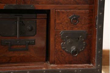 和製ヴィンテージ　工芸品　総ケヤキ材　かくし付き　重厚な金具が魅力的な酒田船箪笥(帳箱、銭箱、引き出し、チェスト、小箪笥、小物収納、ビンテージ)(定価約300万円)(R-053595)