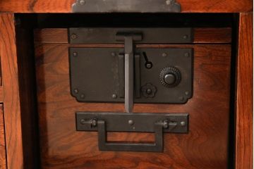 和製ヴィンテージ　工芸品　総ケヤキ材　かくし付き　重厚な金具が魅力的な酒田船箪笥(帳箱、銭箱、引き出し、チェスト、小箪笥、小物収納、ビンテージ)(定価約300万円)(R-053595)