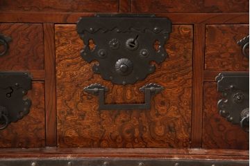 和製ヴィンテージ　工芸品　総ケヤキ材　かくし付き　重厚な金具が魅力的な酒田船箪笥(帳箱、銭箱、引き出し、チェスト、小箪笥、小物収納、ビンテージ)(定価約300万円)(R-053595)