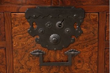 和製ヴィンテージ　工芸品　総ケヤキ材　かくし付き　重厚な金具が魅力的な酒田船箪笥(帳箱、銭箱、引き出し、チェスト、小箪笥、小物収納、ビンテージ)(定価約300万円)(R-053595)