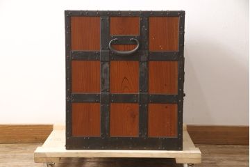 和製ヴィンテージ　工芸品　総ケヤキ材　かくし付き　重厚な金具が魅力的な酒田船箪笥(帳箱、銭箱、引き出し、チェスト、小箪笥、小物収納、ビンテージ)(定価約300万円)(R-053595)