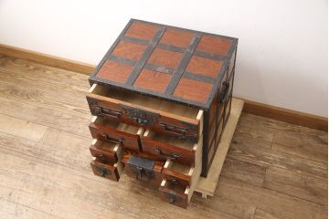 和製ヴィンテージ　工芸品　総ケヤキ材　かくし付き　重厚な金具が魅力的な酒田船箪笥(帳箱、銭箱、引き出し、チェスト、小箪笥、小物収納、ビンテージ)(定価約300万円)(R-053595)