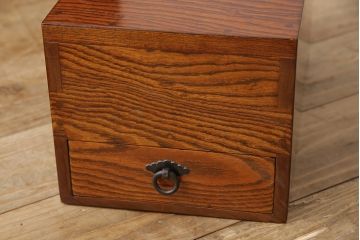 和製ヴィンテージ　工芸品　総ケヤキ材　かくし付き　重厚な金具が魅力的な酒田船箪笥(帳箱、銭箱、引き出し、チェスト、小箪笥、小物収納、ビンテージ)(定価約300万円)(R-053595)