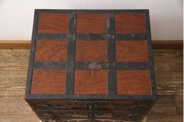 和製ヴィンテージ　工芸品　総ケヤキ材　かくし付き　重厚な金具が魅力的な酒田船箪笥(帳箱、銭箱、引き出し、チェスト、小箪笥、小物収納、ビンテージ)(定価約300万円)(R-053595)