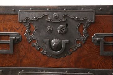 和製ヴィンテージ　工芸品　総ケヤキ材　かくし付き　重厚な金具が魅力的な酒田船箪笥(帳箱、銭箱、引き出し、チェスト、小箪笥、小物収納、ビンテージ)(定価約300万円)(R-053595)