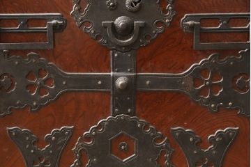 和製ヴィンテージ　工芸品　総ケヤキ材　かくし付き　重厚な金具が魅力的な酒田船箪笥(帳箱、銭箱、引き出し、チェスト、小箪笥、小物収納、ビンテージ)(定価約300万円)(R-053595)