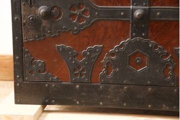 和製ヴィンテージ　工芸品　総ケヤキ材　かくし付き　重厚な金具が魅力的な酒田船箪笥(帳箱、銭箱、引き出し、チェスト、小箪笥、小物収納、ビンテージ)(定価約300万円)(R-053595)