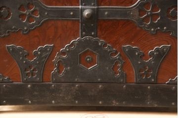 和製ヴィンテージ　工芸品　総ケヤキ材　かくし付き　重厚な金具が魅力的な酒田船箪笥(帳箱、銭箱、引き出し、チェスト、小箪笥、小物収納、ビンテージ)(定価約300万円)(R-053595)