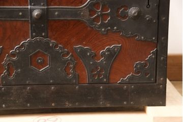 和製ヴィンテージ　工芸品　総ケヤキ材　かくし付き　重厚な金具が魅力的な酒田船箪笥(帳箱、銭箱、引き出し、チェスト、小箪笥、小物収納、ビンテージ)(定価約300万円)(R-053595)