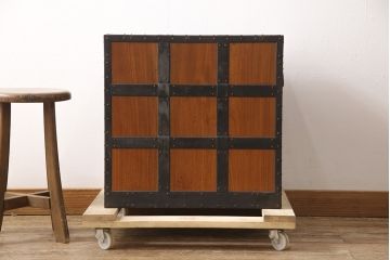 和製ヴィンテージ　工芸品　総ケヤキ材　かくし付き　重厚な金具が魅力的な酒田船箪笥(帳箱、銭箱、引き出し、チェスト、小箪笥、小物収納、ビンテージ)(定価約300万円)(R-053595)