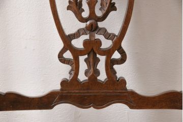 イギリスアンティーク　マホガニー材　緩やかにカーブを描く背もたれのデザインと凝った彫刻が魅力的な上手物のダイニングチェア4脚セット(椅子、イス)(R-053600)