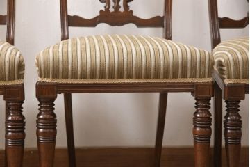 イギリスアンティーク　マホガニー材　緩やかにカーブを描く背もたれのデザインと凝った彫刻が魅力的な上手物のダイニングチェア4脚セット(椅子、イス)(R-053600)
