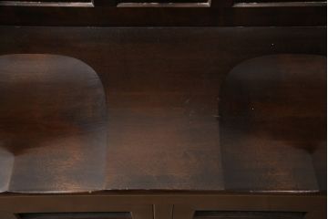 中古　美品　国産民芸家具　カバ材(樺材)　デザインと機能性にこだわった2人掛けベンチ(ソファ、アーム付きベンチ、長椅子、板座)(R-053605)