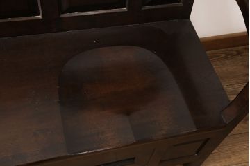 中古　美品　国産民芸家具　カバ材(樺材)　デザインと機能性にこだわった2人掛けベンチ(ソファ、アーム付きベンチ、長椅子、板座)(R-053605)